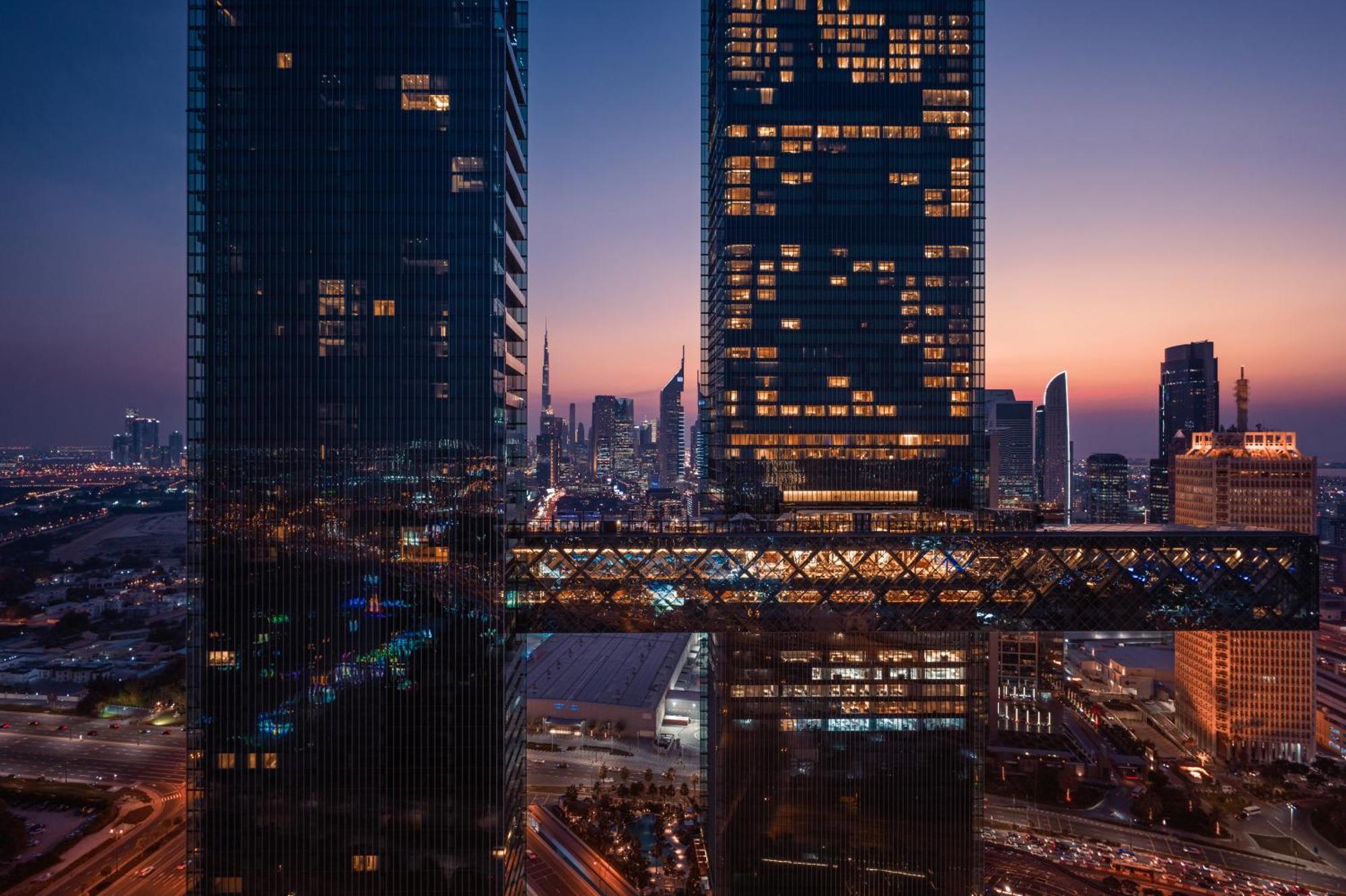 One&Only One Za'Abeel Hotel Dubai Eksteriør billede The bridge at night