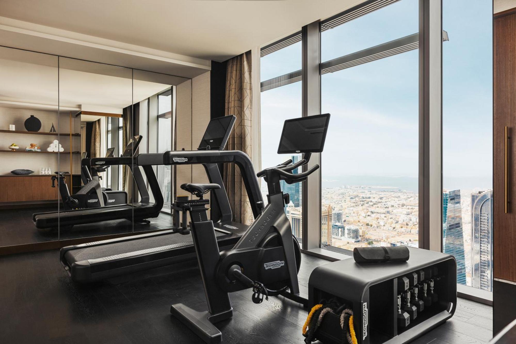 One&Only One Za'Abeel Hotel Dubai Eksteriør billede The gym at the Ritz-Carlton, DIFC